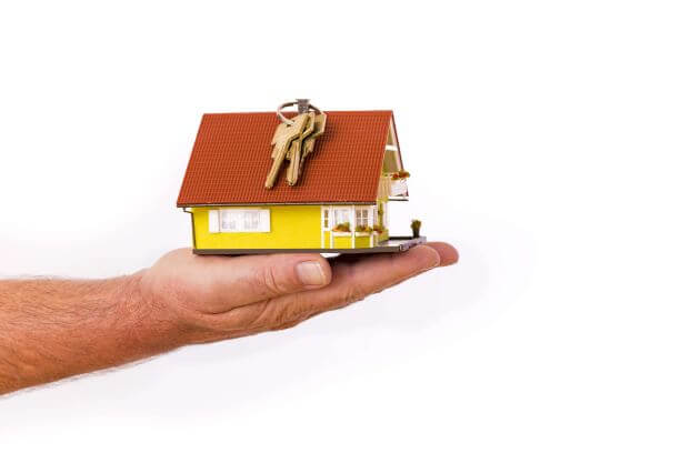 Los fondos del sector inmobiliario frenan su escalada ante el retraso del inicio de la bajada de tipos